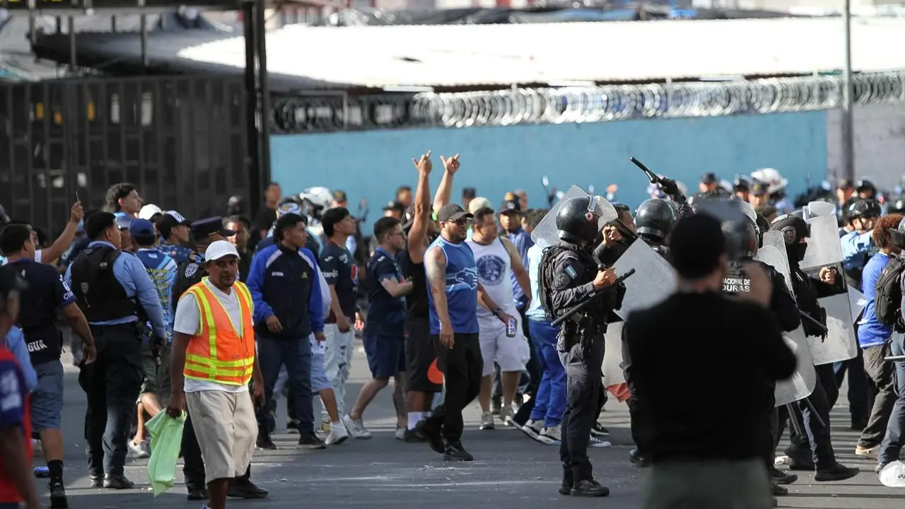 Al menos tres heridos graves deja enfrentamiento de barras de Olimpia y Motagua Imagen de Al menos tres heridos graves deja enfrentamiento de barras de Olimpia y Motagua