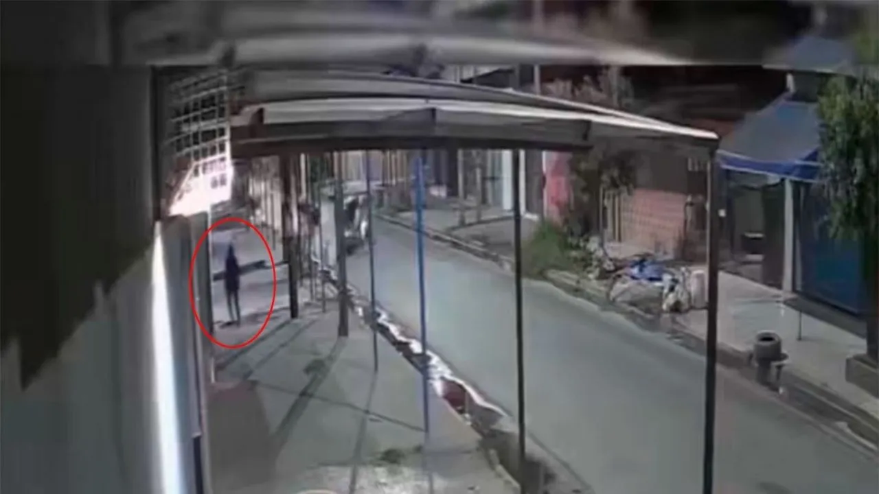 Imagen de 'Ayuda, amiga': policía mató a una ladrona que intentó asaltarlo