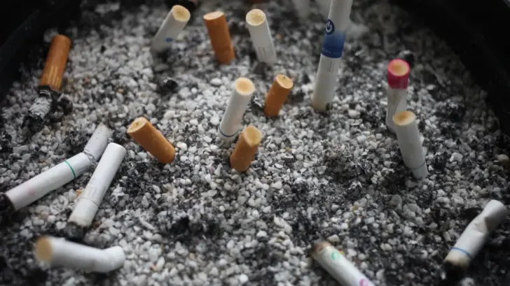 Imagen Principal de Nota: Reino Unido aprueba ley que prohíbe fumar: ¿Desde qué año de nacimiento aplica?