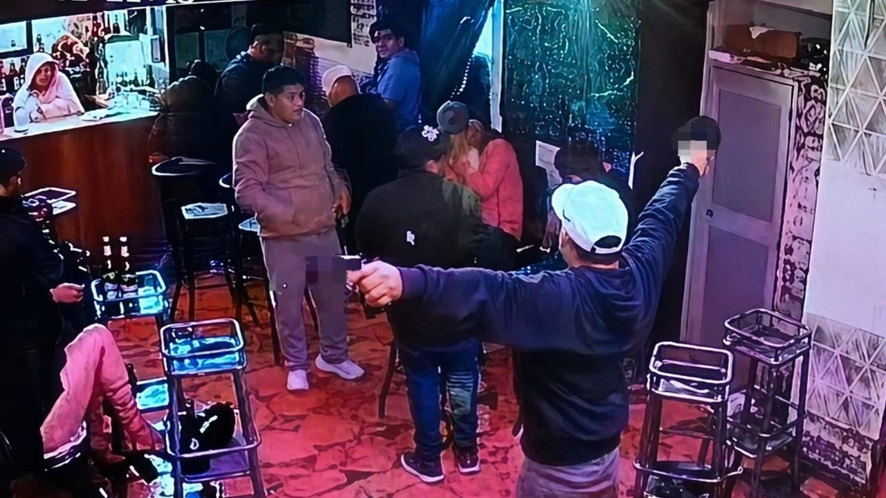 Imagen de Fuertes imágenes: sicario irrumpe en discoteca y mata a exfutbolista
