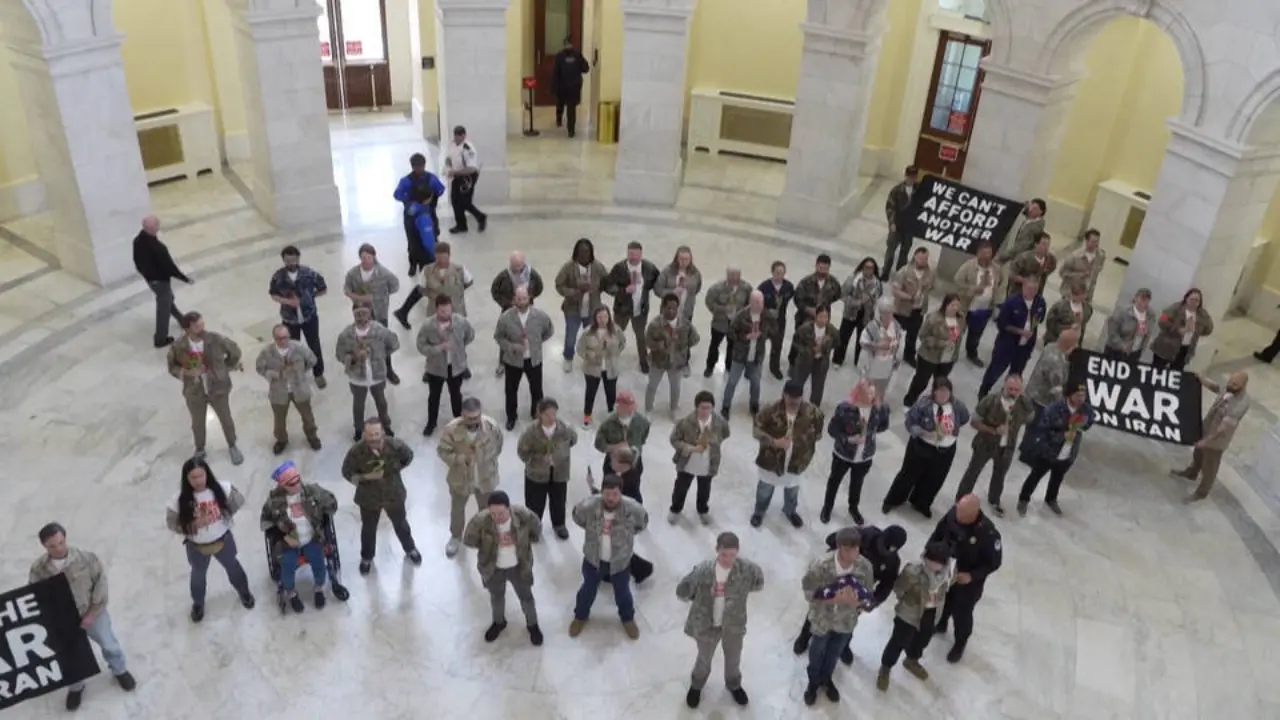 Imagen de Veteranos arrestados en el Capitolio por protestar contra la guerra de Irán