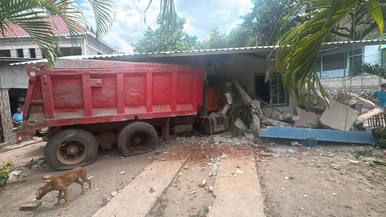 'Venía sin frenos': Volquetero muere tras impactar en casa en Choluteca Imagen de 'Venía sin frenos': Volquetero muere tras impactar en casa en Choluteca