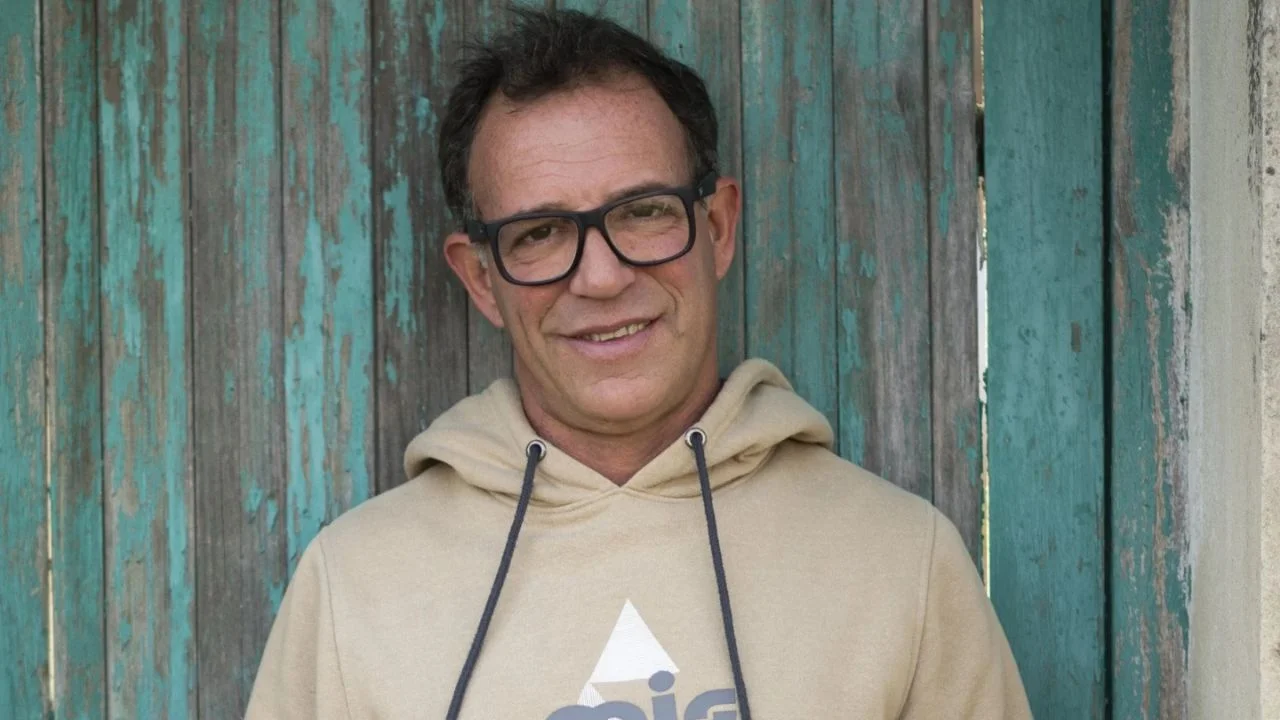 Rafa Villanueva con un hoodie beige