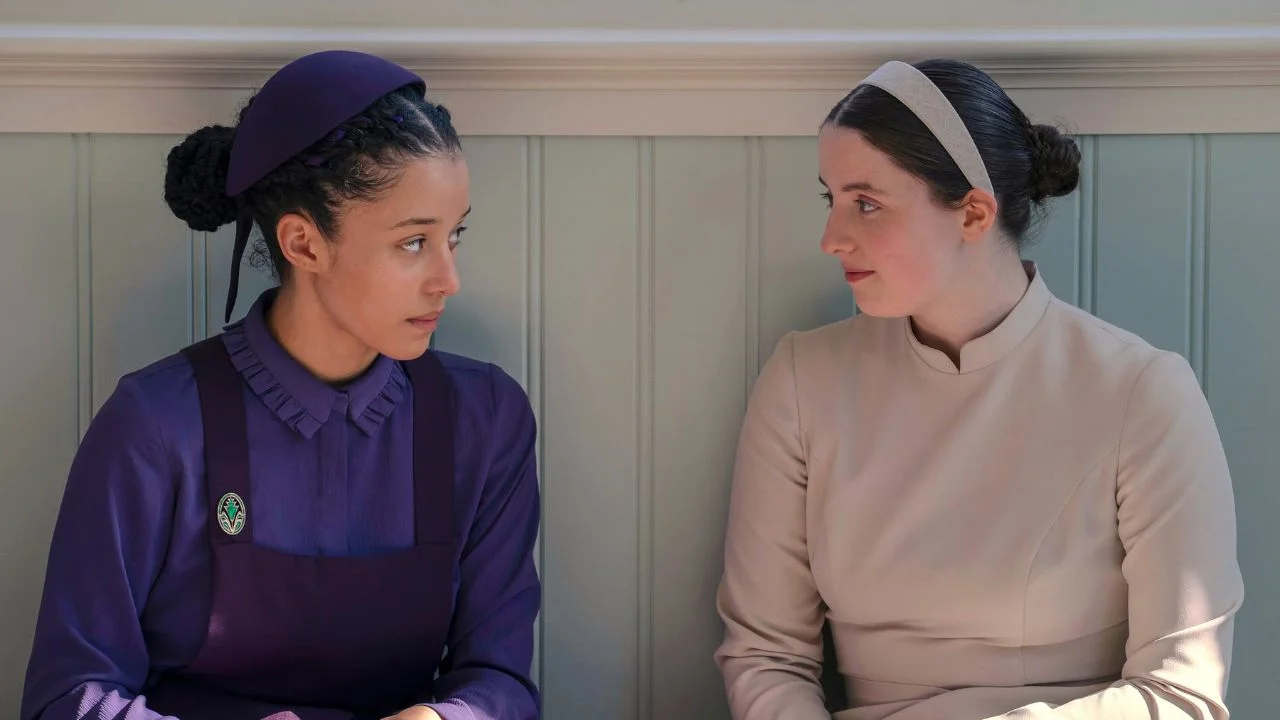 Agnes y Daisy en la serie de Los Testamentos.