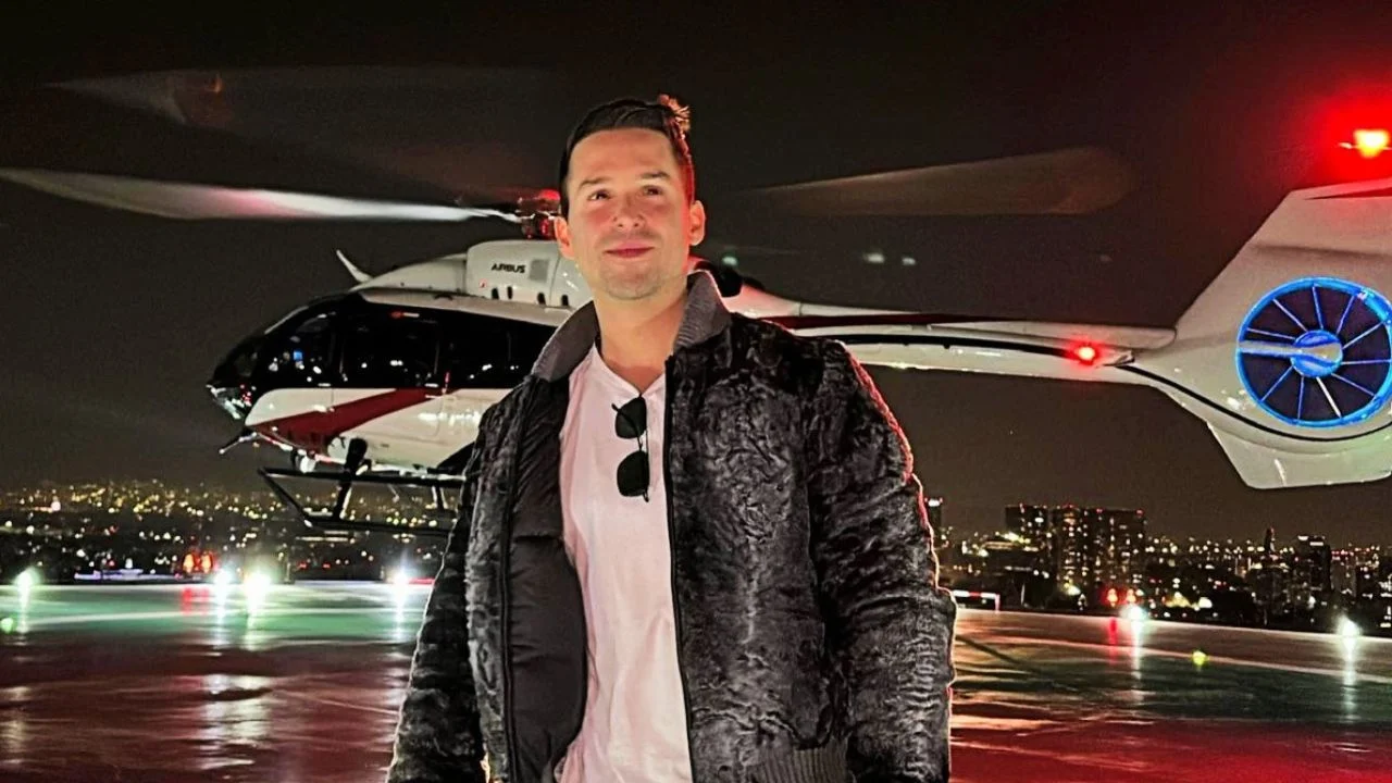 Memo Salinas con un helicóptero de fondo.