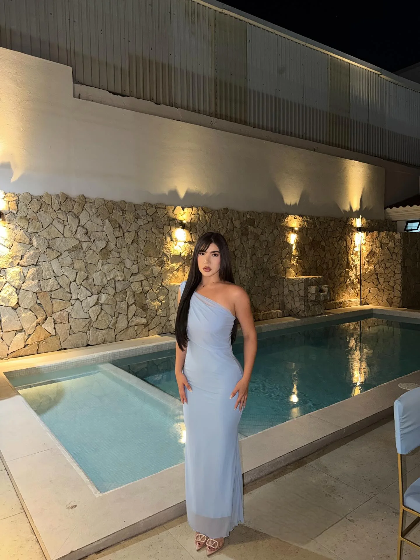 Mont Pantoja con un vestido azul.