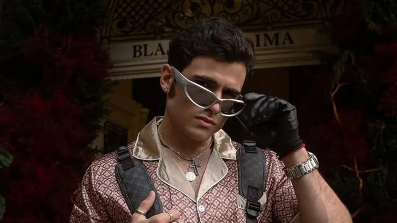 Roro Villegas con lentes y camisa de botones.