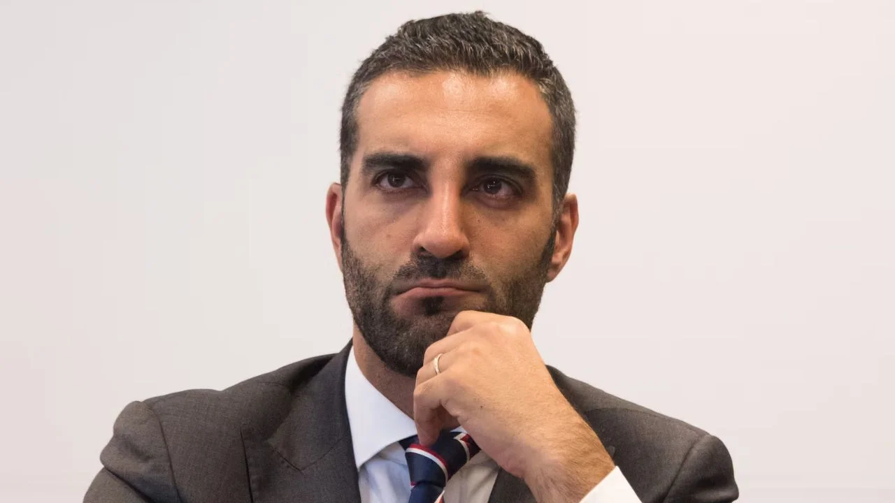 Simón Levy vestido con saco y corbata.