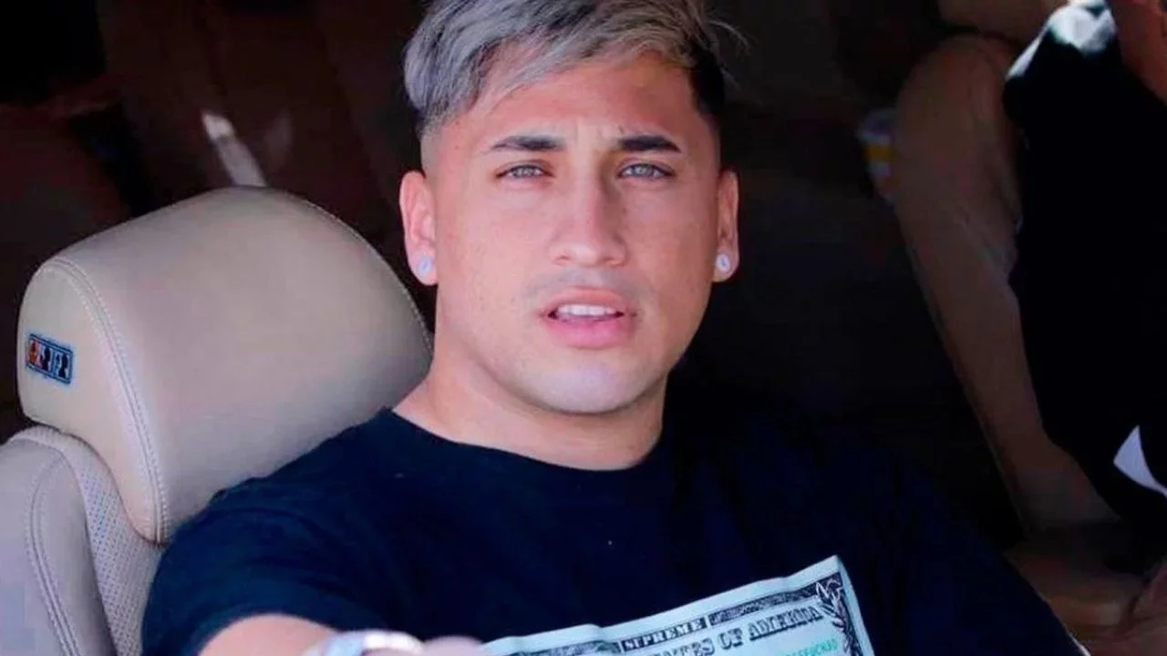 Yao Cabrera con camisa negra en un auto.