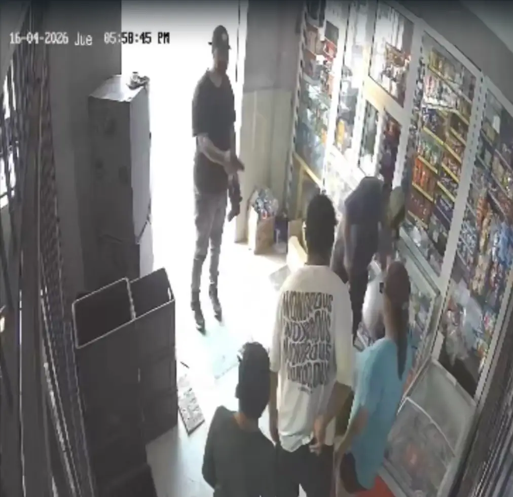 Foto del momento en que dos hombres roban mercadito en Puerto Cortés