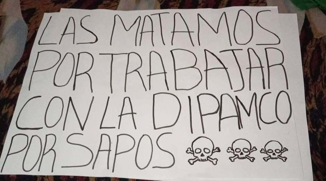 rotulo dejado a las mujeres asesinadas en Choloma