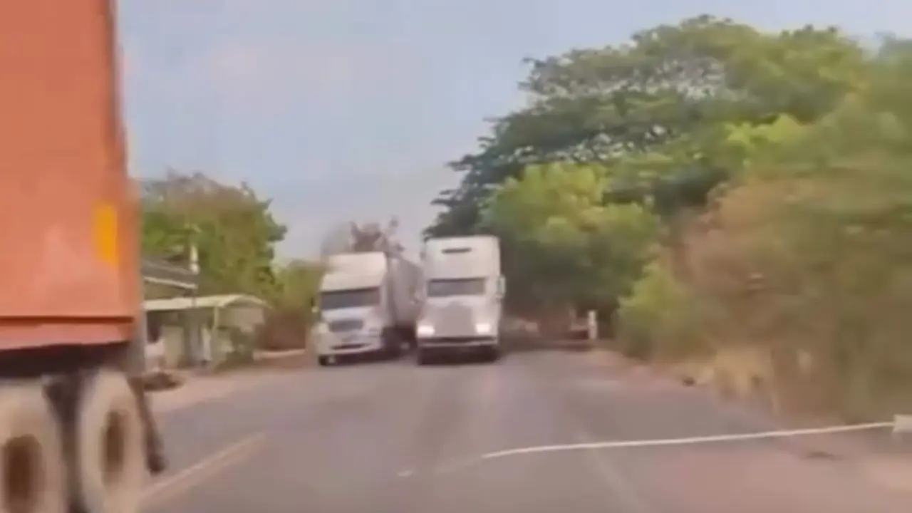 El conductor tuvo tiempo para poder orillarse y evitar el accidente.