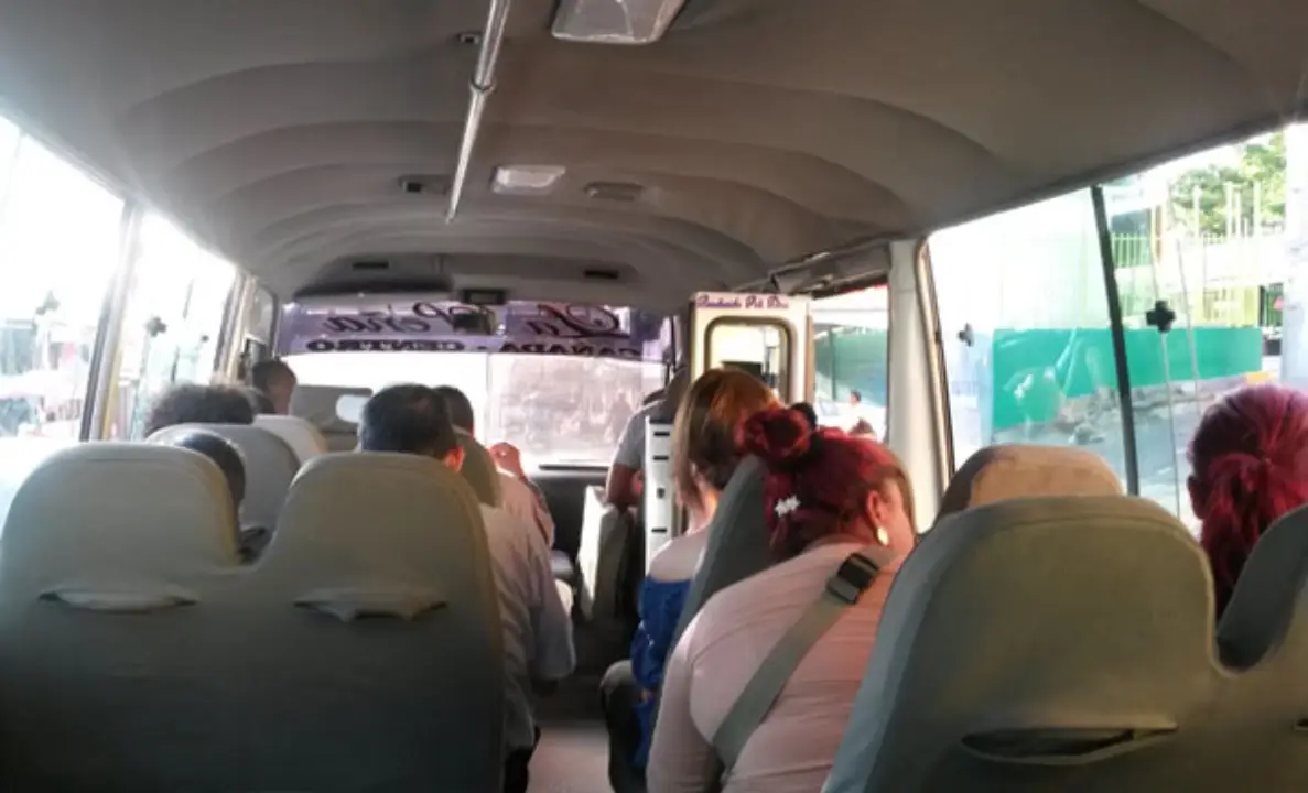 pasajeros al interior de bus