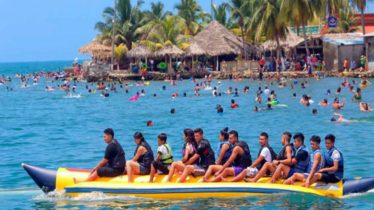 Perosnas haciendo turismo en las playas de Honduras 