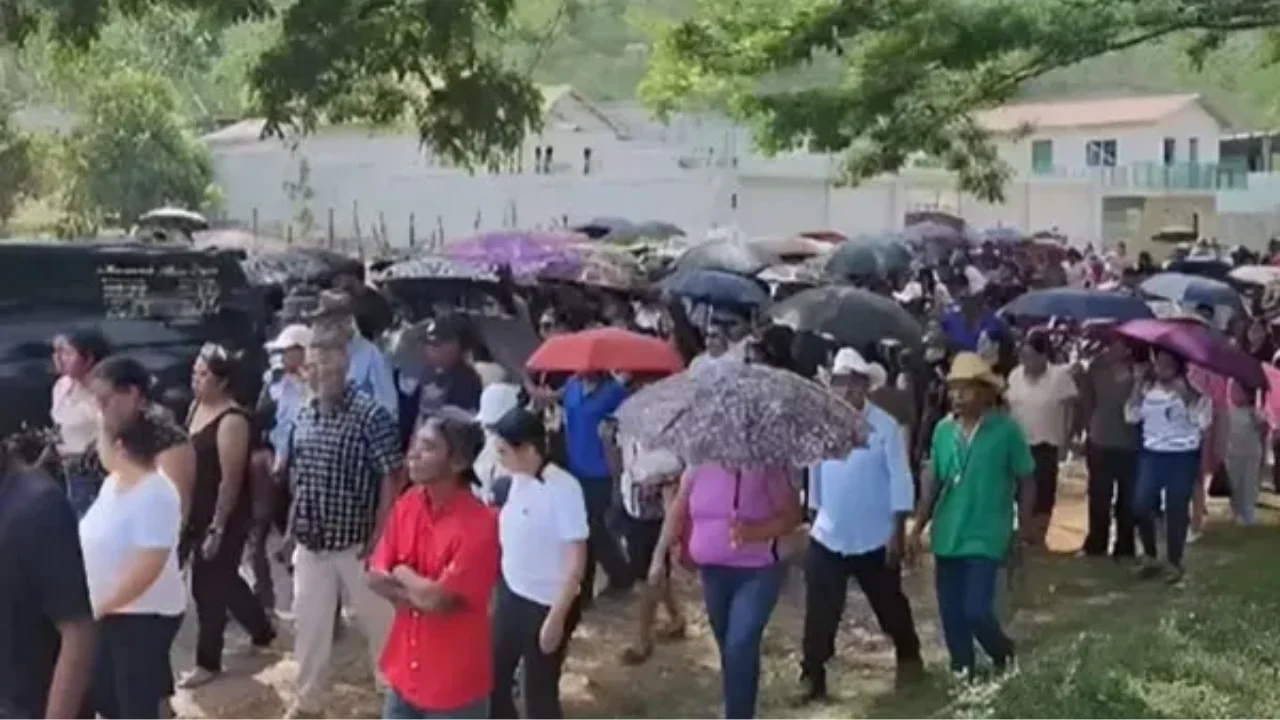 Personas que acompañaron en el funeral al pastor