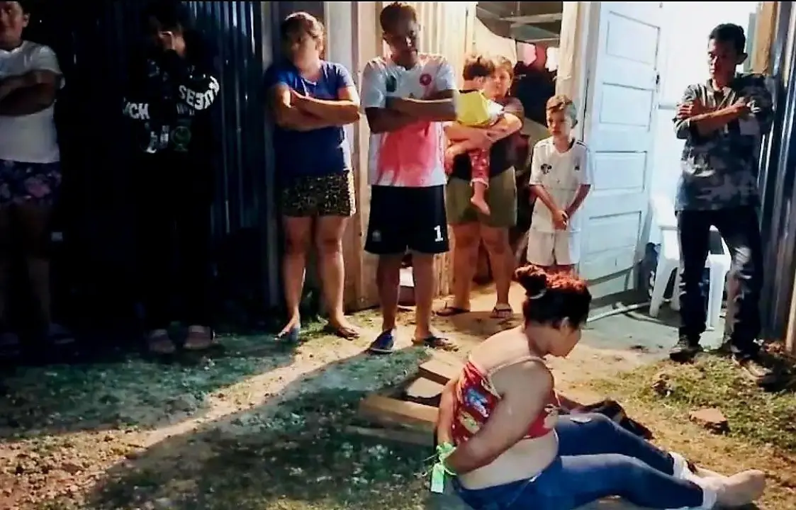 mujer amarrada vecina