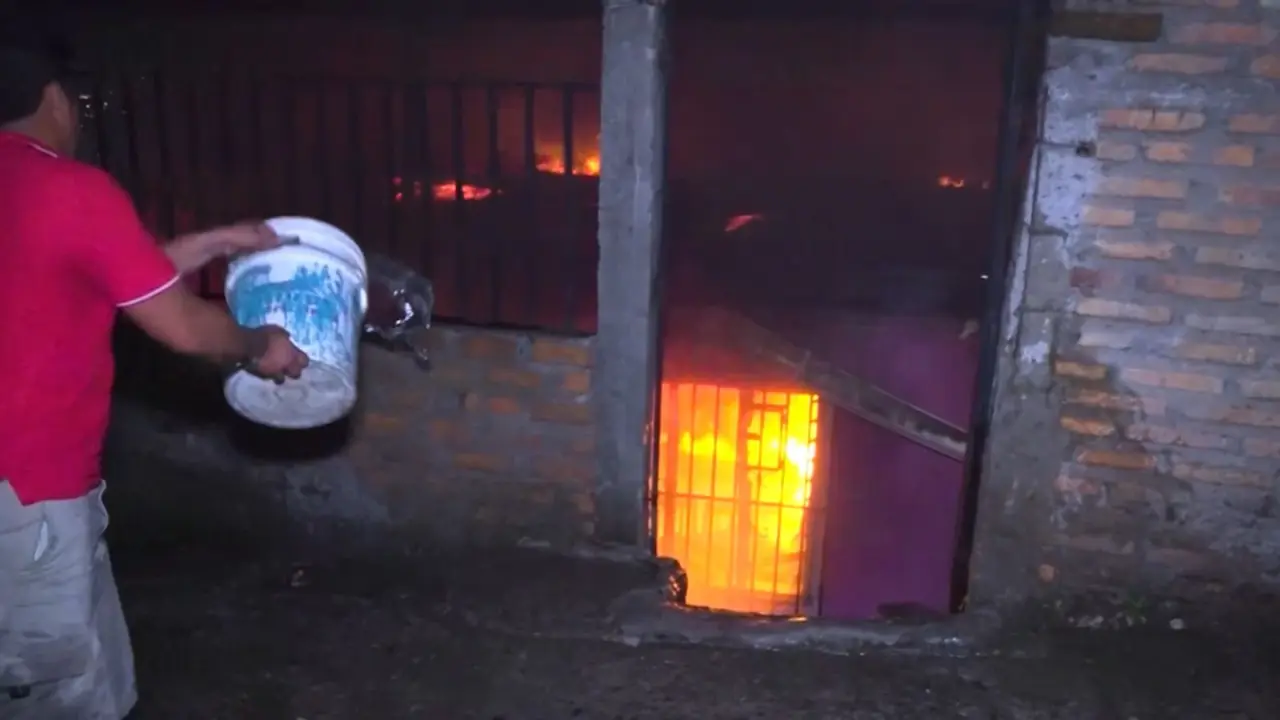 Los vecinos del sector intentaron apagar el fuego de la parte delantera de la casa lanzando baldes con agua. FOTO: Captura de pantalla