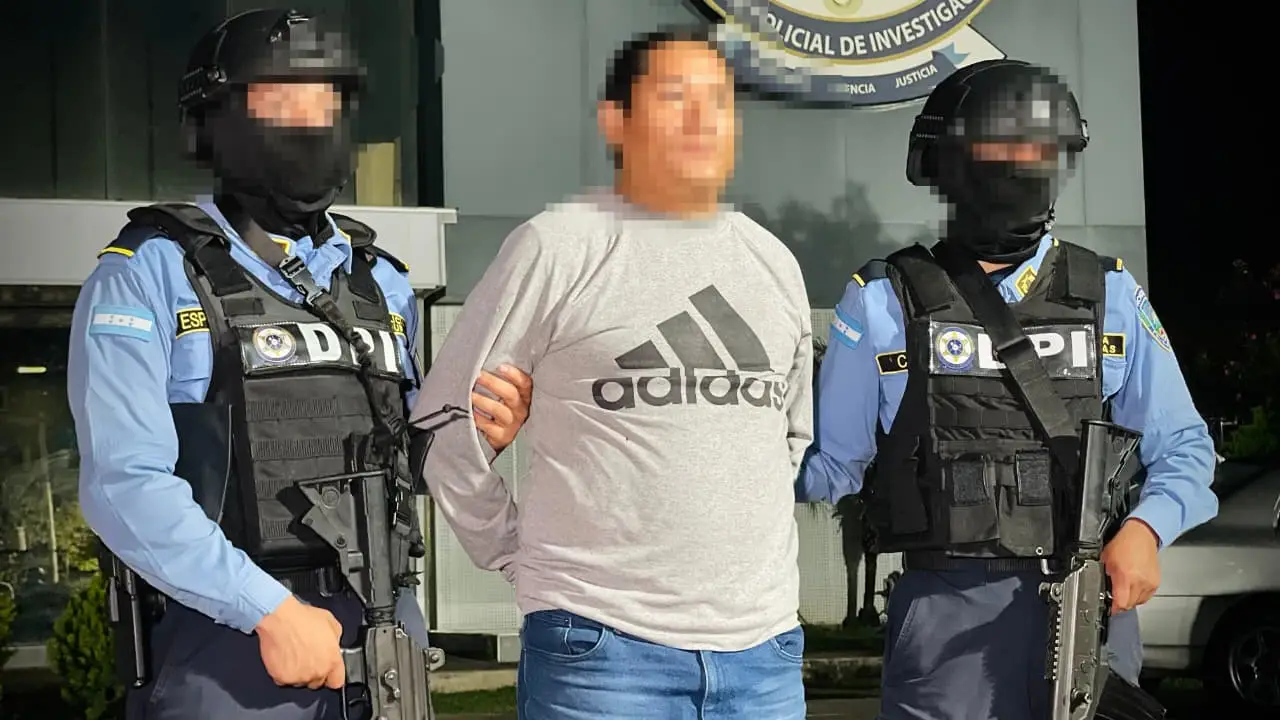 Policía durante la presentación de un hombre sospechoso de asesinar a su pareja