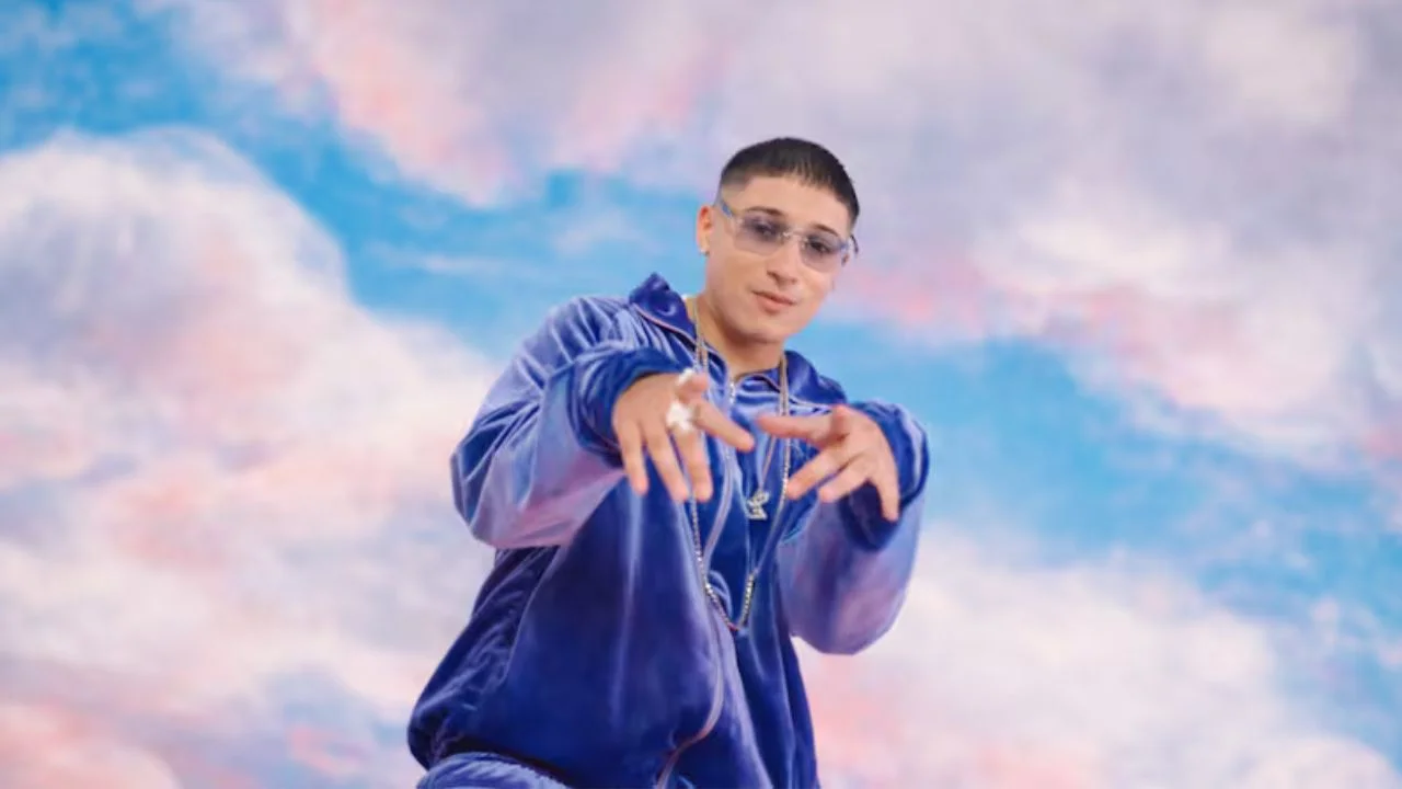 Sinaka en su video musical 'En Pelota'.