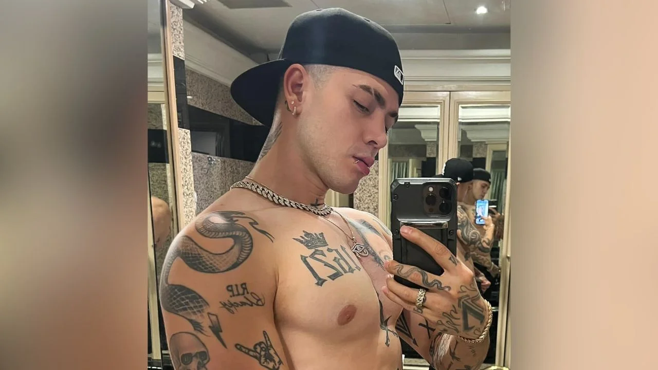 Juan de Dios Pantoja frente a un espejo.