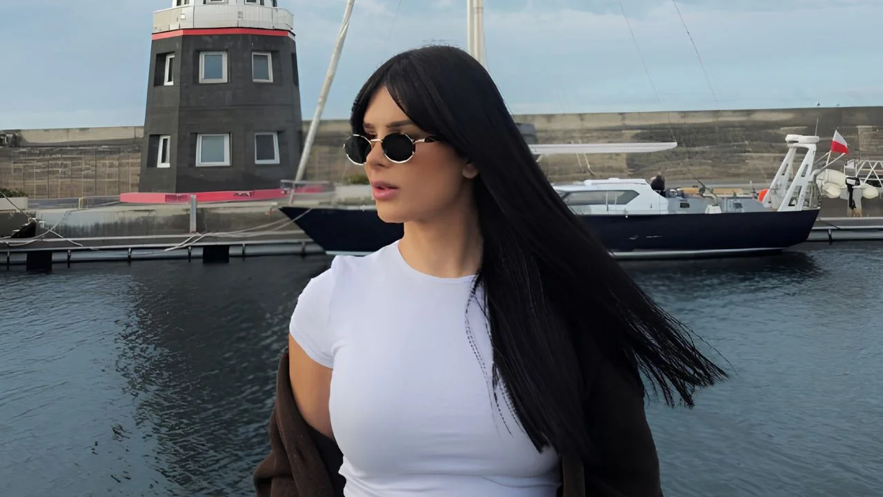 Nicole Delgado con una camisa blanca.