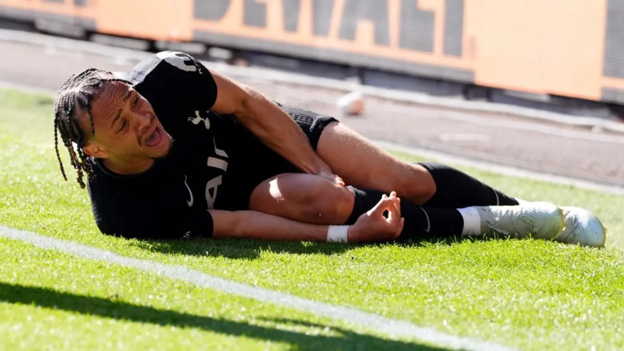 Simons ya no podrá ayudar al Tottenham para intentar salir de la zona de descenso.