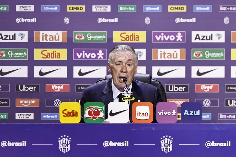 El seleccionador de Brasil, el italiano Carlo Ancelotti, habla durante la rueda de prensa en la que anunció la lista de los 26 convocados para el Mundial 2026 en Río de Janeiro (Brasil).