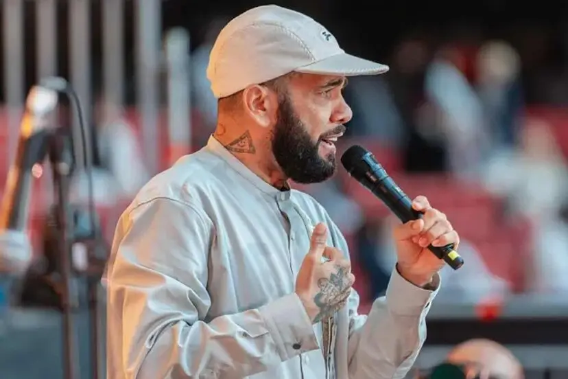 Dani Alves predicando en el estadio del Atlético de Madrid 