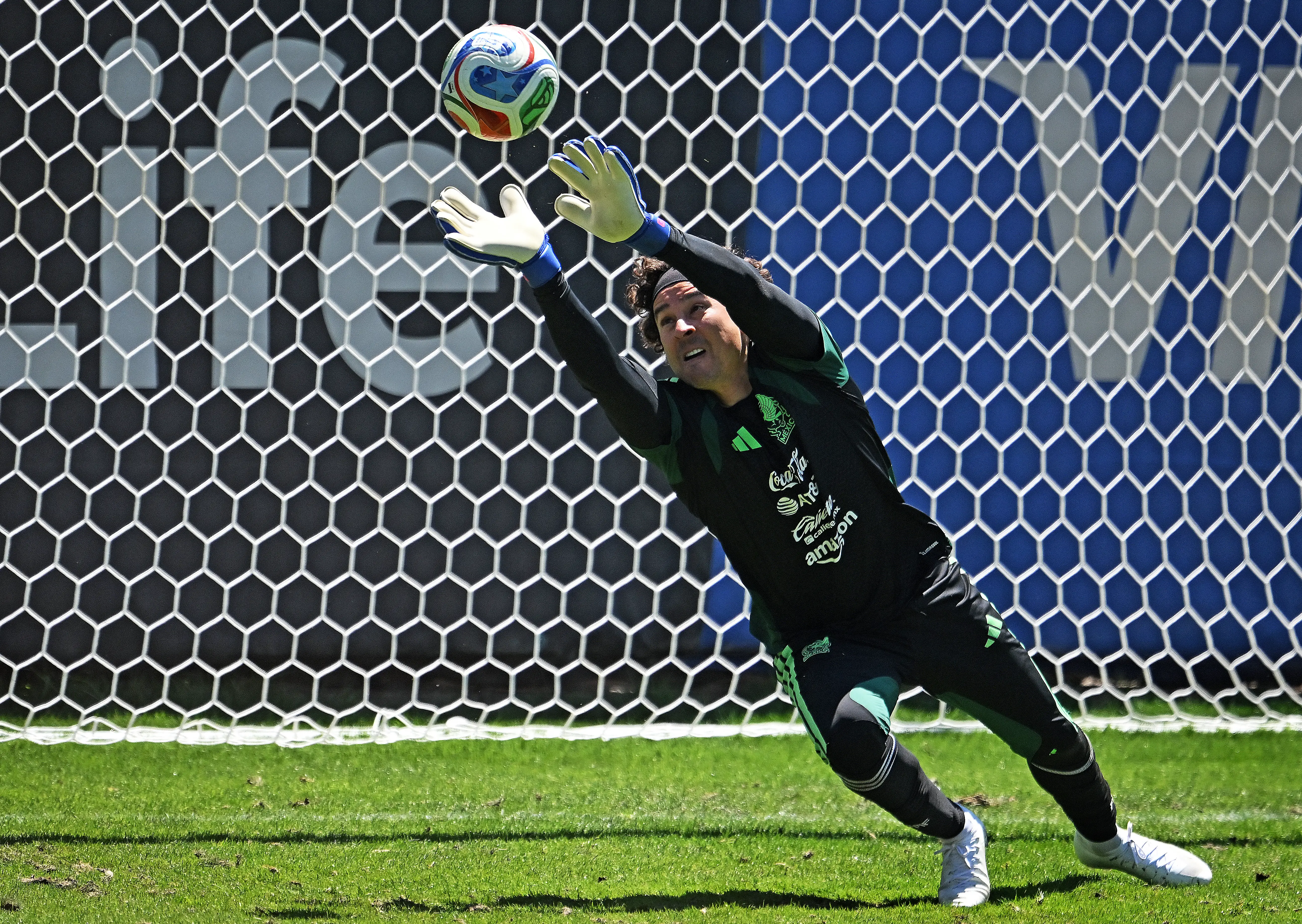 memo ochoa entrenando 
