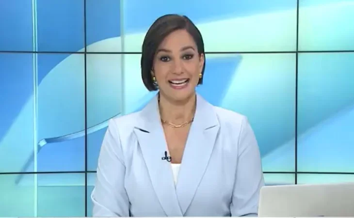 Bianca Gambino en el set de noticias en vivo