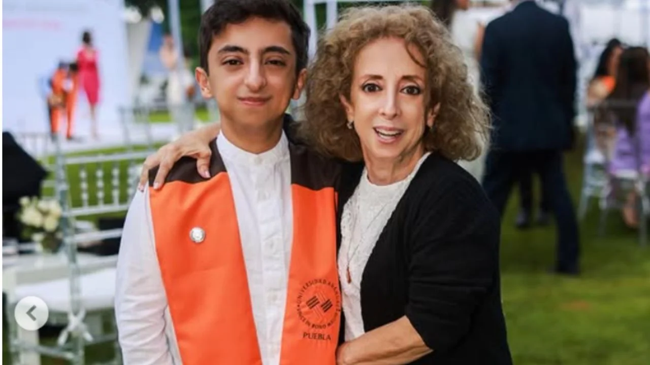 Madre e hijo celebran graduación.
