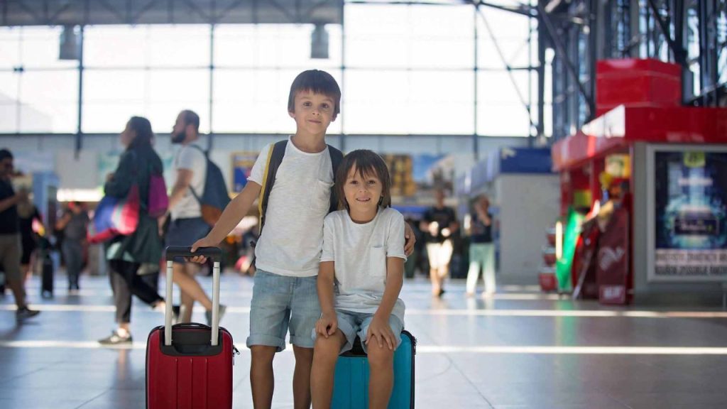 Menores viajan sin compañía de sus padres.
