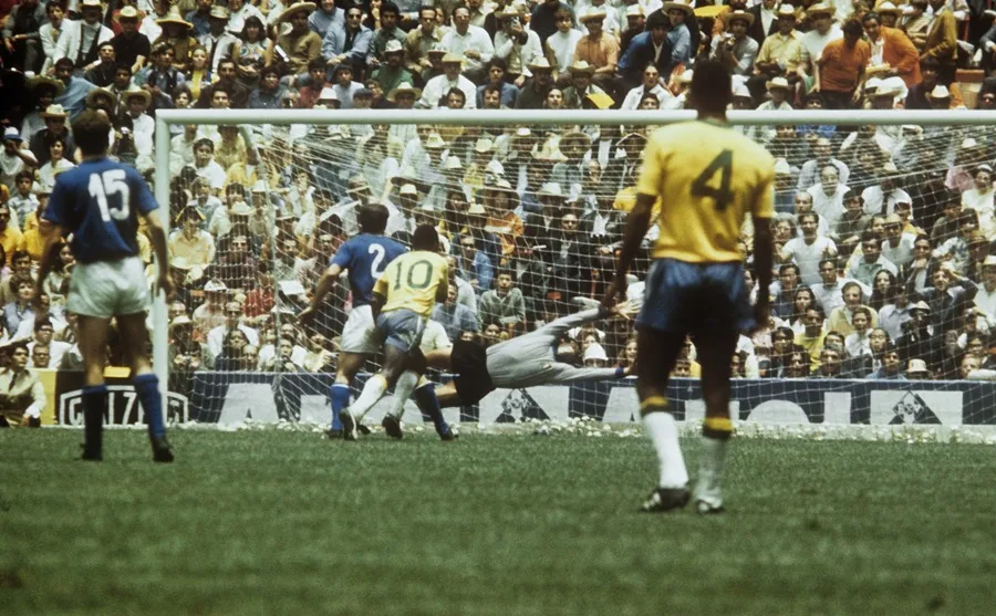 El portero italiano Enrico Albertosi intenta parar el gol de la selección brasileña durante la final del Campeonato del Mundo de 1970, en el estadio Azteca de Ciudad de México.