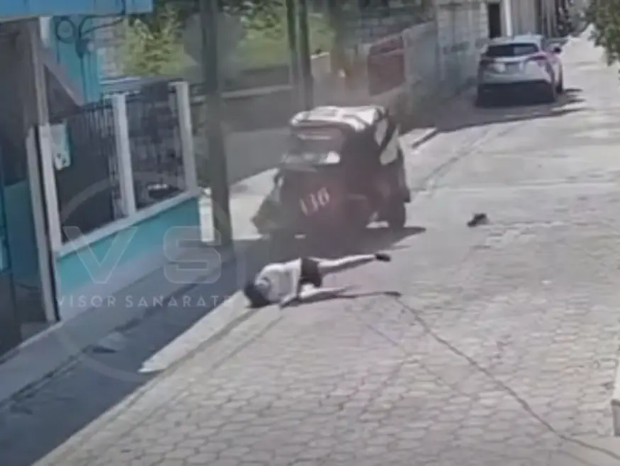 Momento del accidente entre el motociclista y la mototaxi 