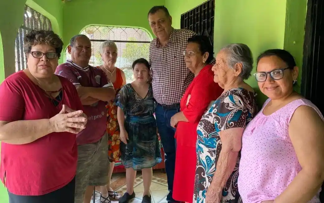 Orlando Ponce junto a su mamá y amigos 