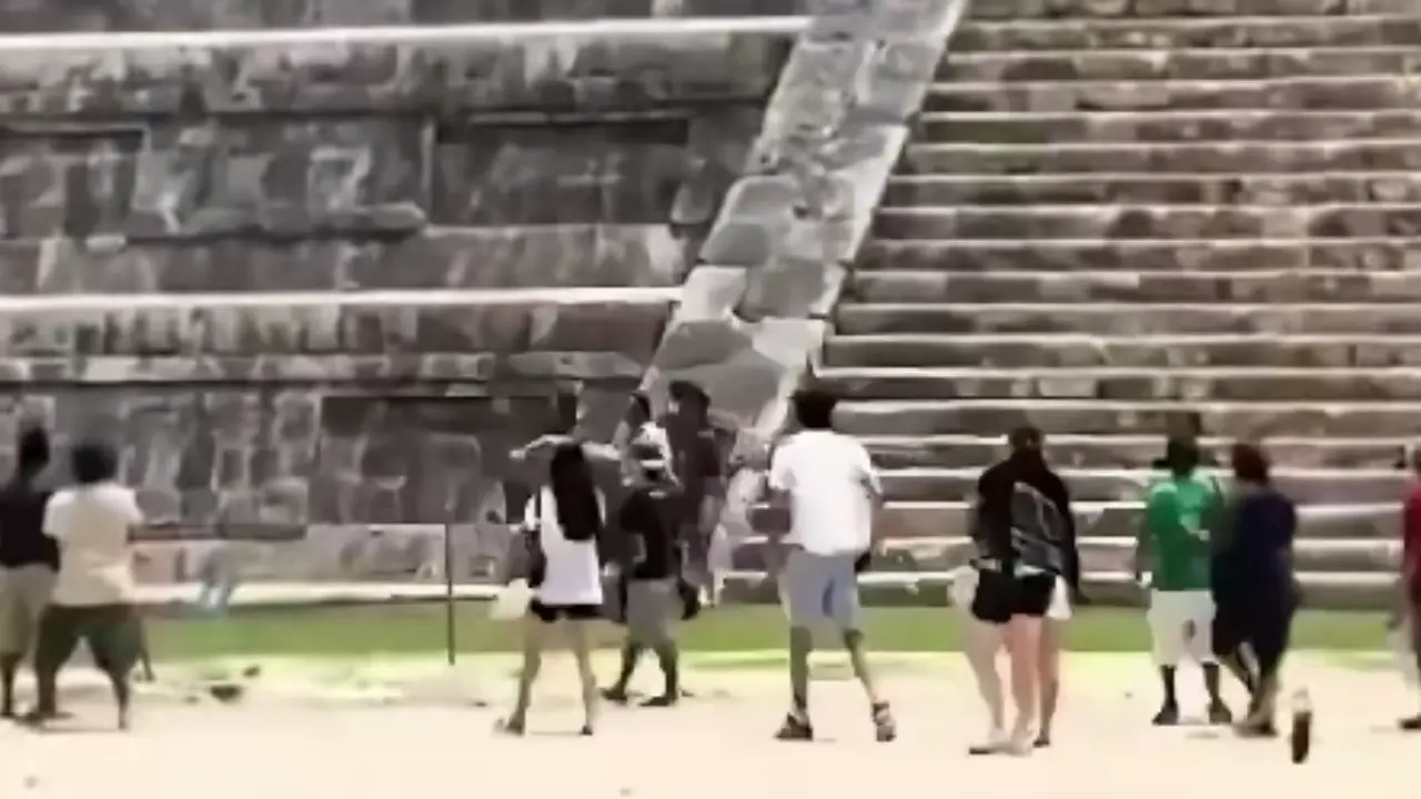 Varias personas alrededor de la pirámide Kukulcan en México