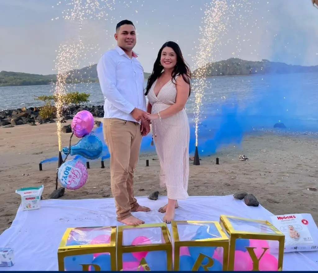 OMBRE Y MUJER CELEBRANDO FIESTA