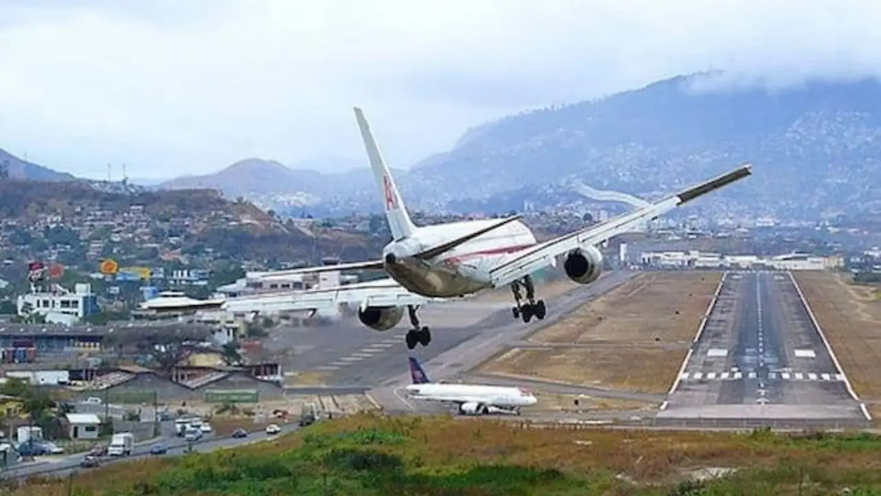 Un avión aterrizando en Toncontín