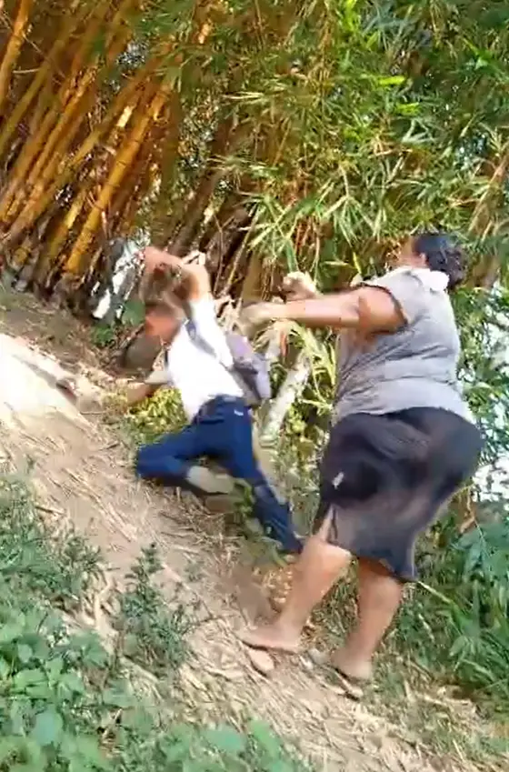 Foto de la agresión al menor por parte de la hondureña