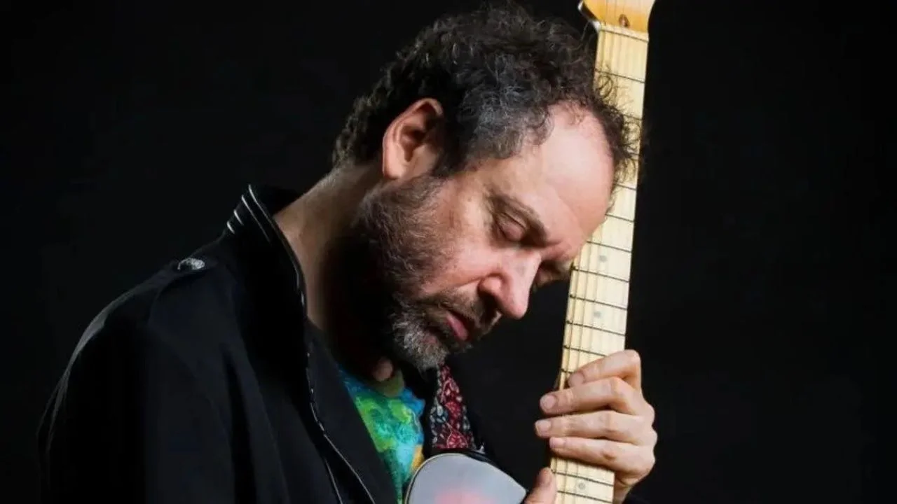 Alejandro Marcovich con su guitarra.