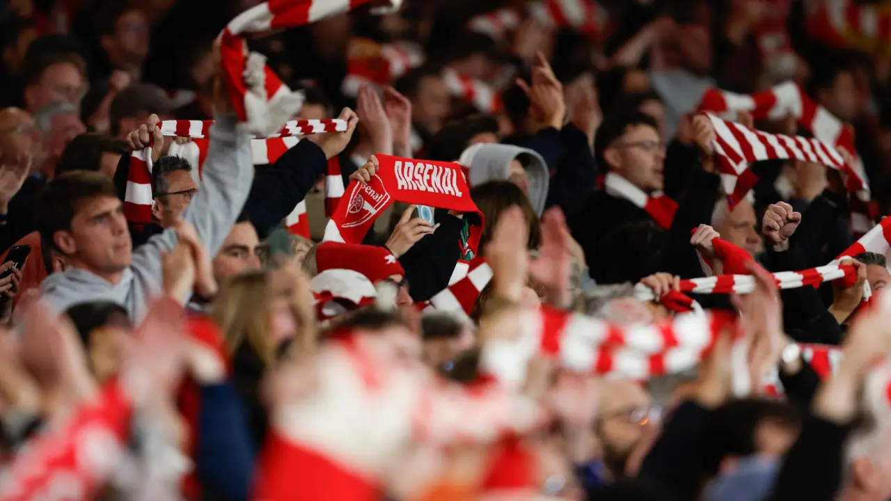 Personas apoyando al equipo Arsenal