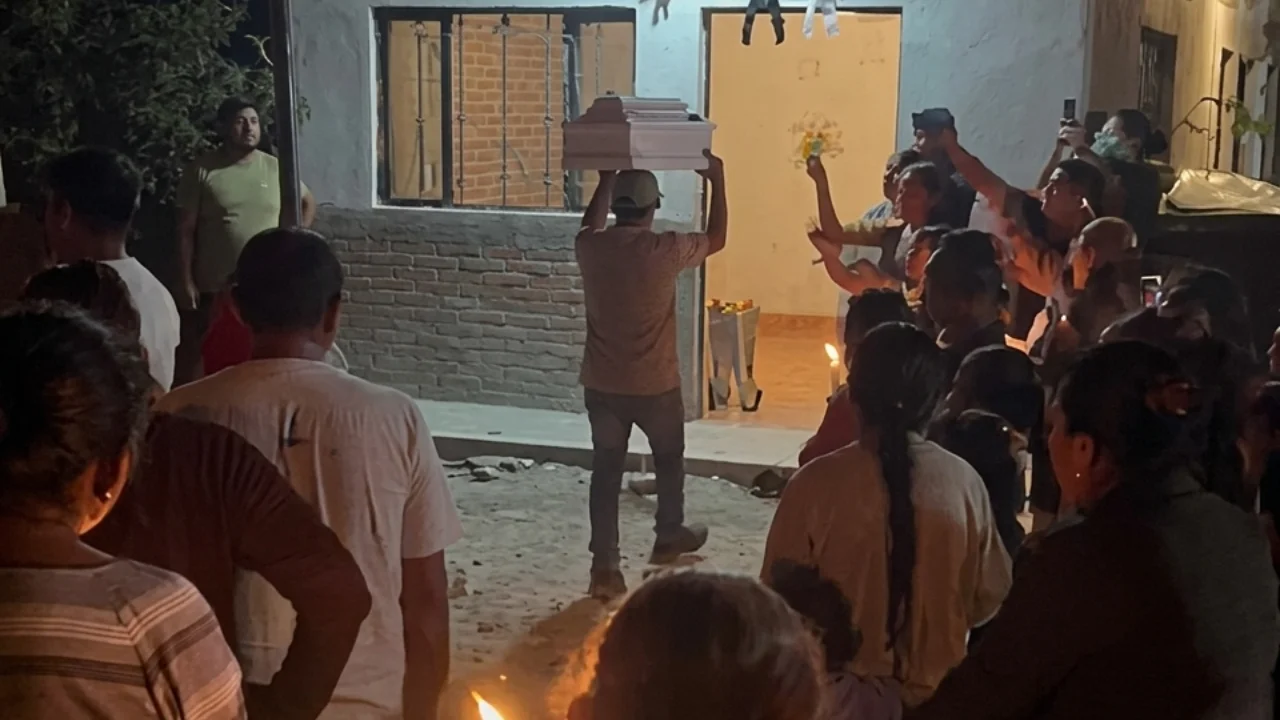 La bebé Carolina fue despedida entre dolor y consternación, siendo su ataúd el primero en ser entregado tras la masacre ocurrida en Texcalapa, Puebla.