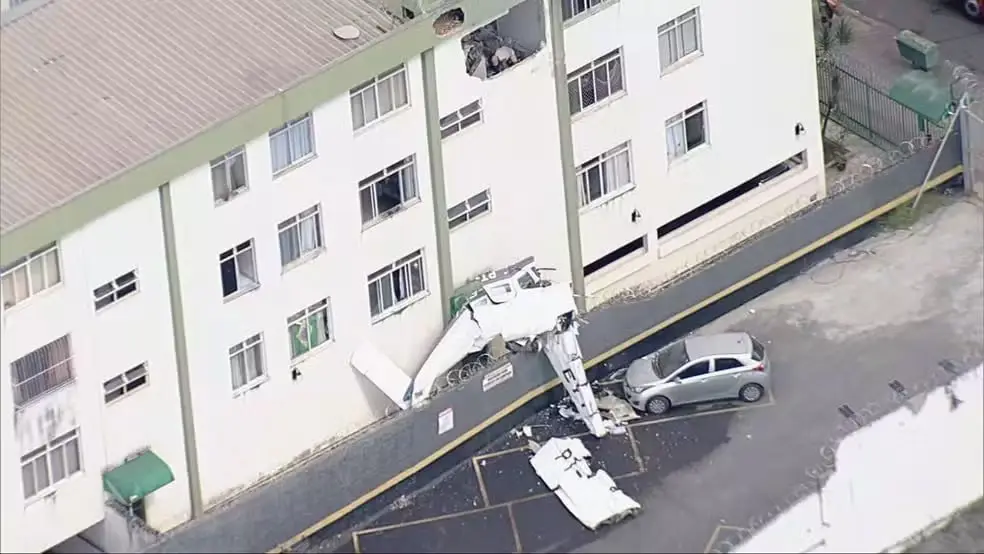 Foto de la avioneta se estrella contra edificio en Brasil