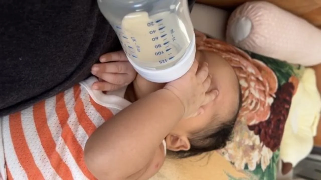 bebé tomando formula 