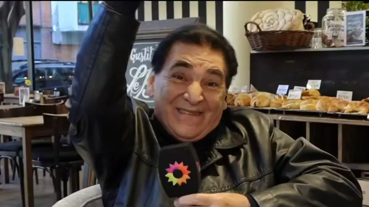 Cacho Rubio con una chaqueta negra dando entrevistas.