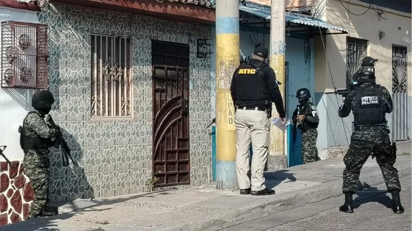 Autoridades de la UTESCTP y la ATIC durante la captura del instructor de gimnasio en Comayagüela, acusado de graves delitos contra una menor.