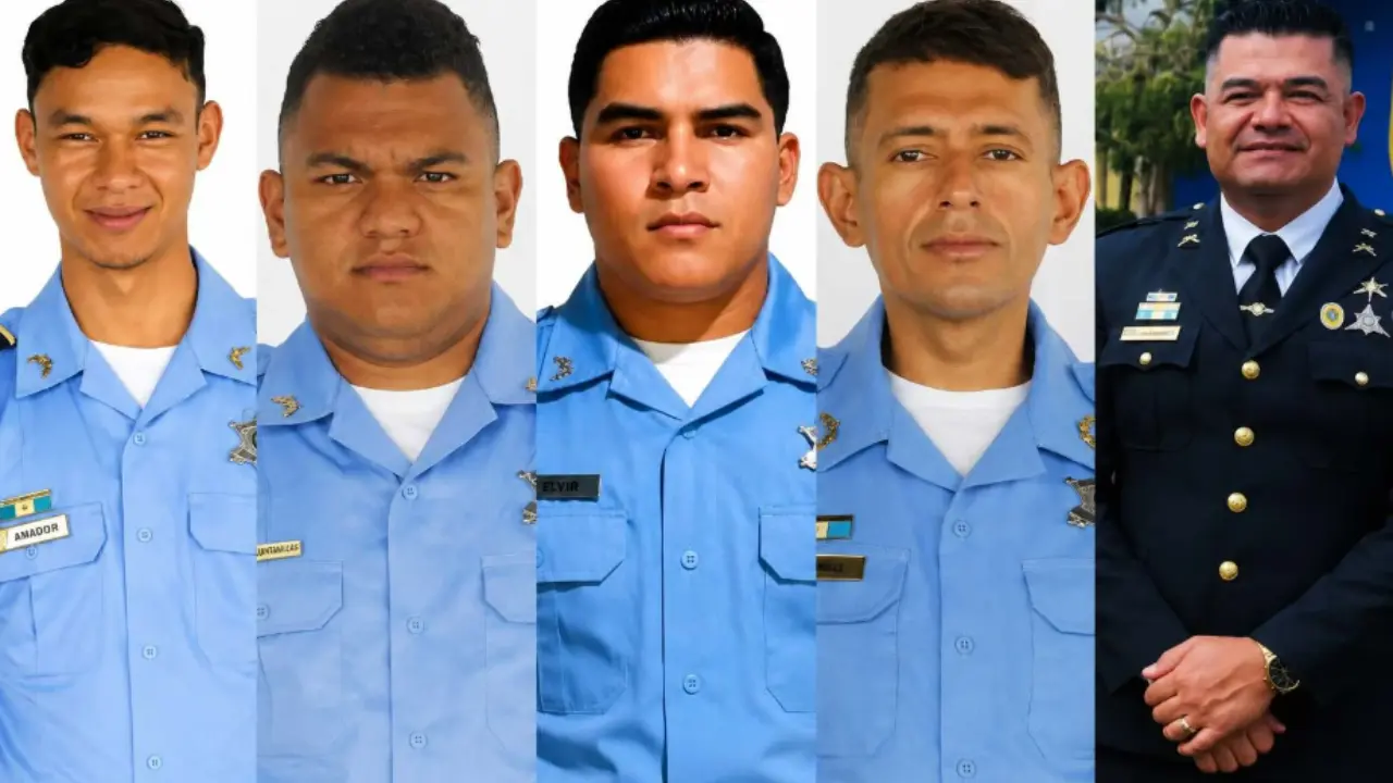 5 hombres vestidos de agentes de policía