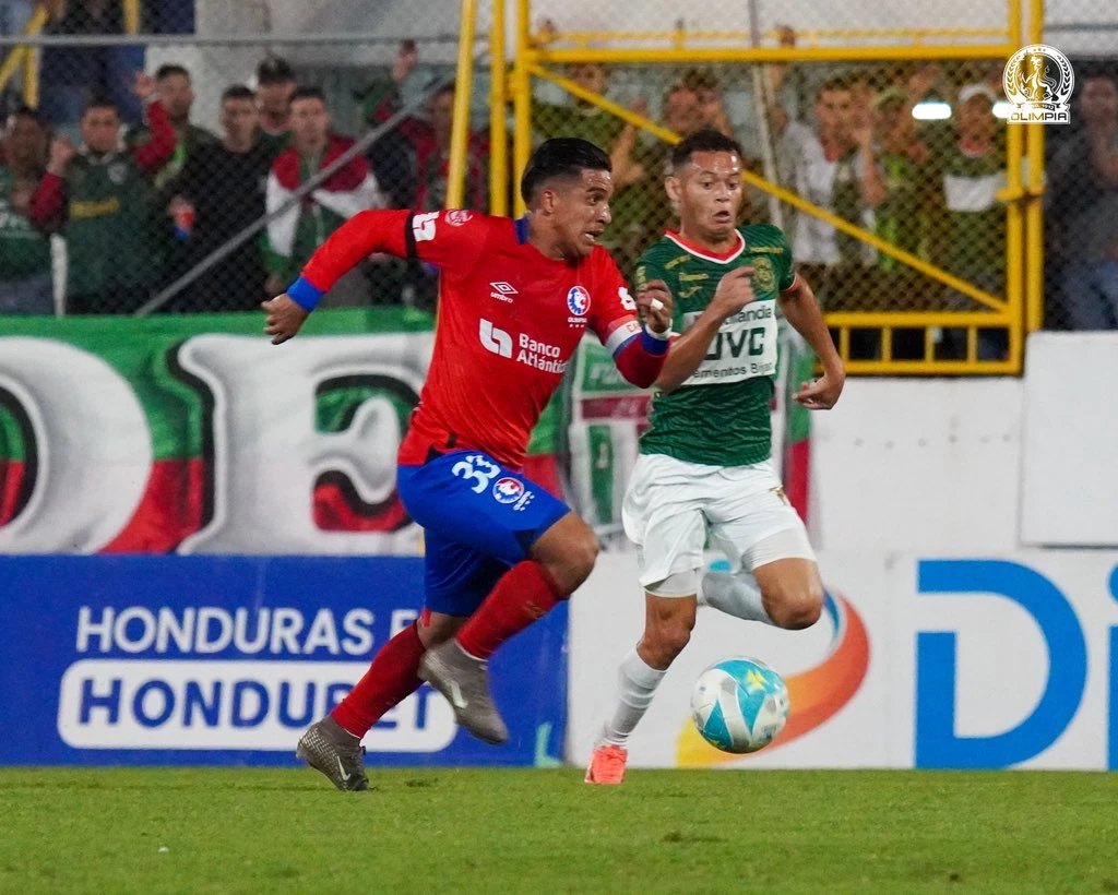 Jugadores disputando un balón 