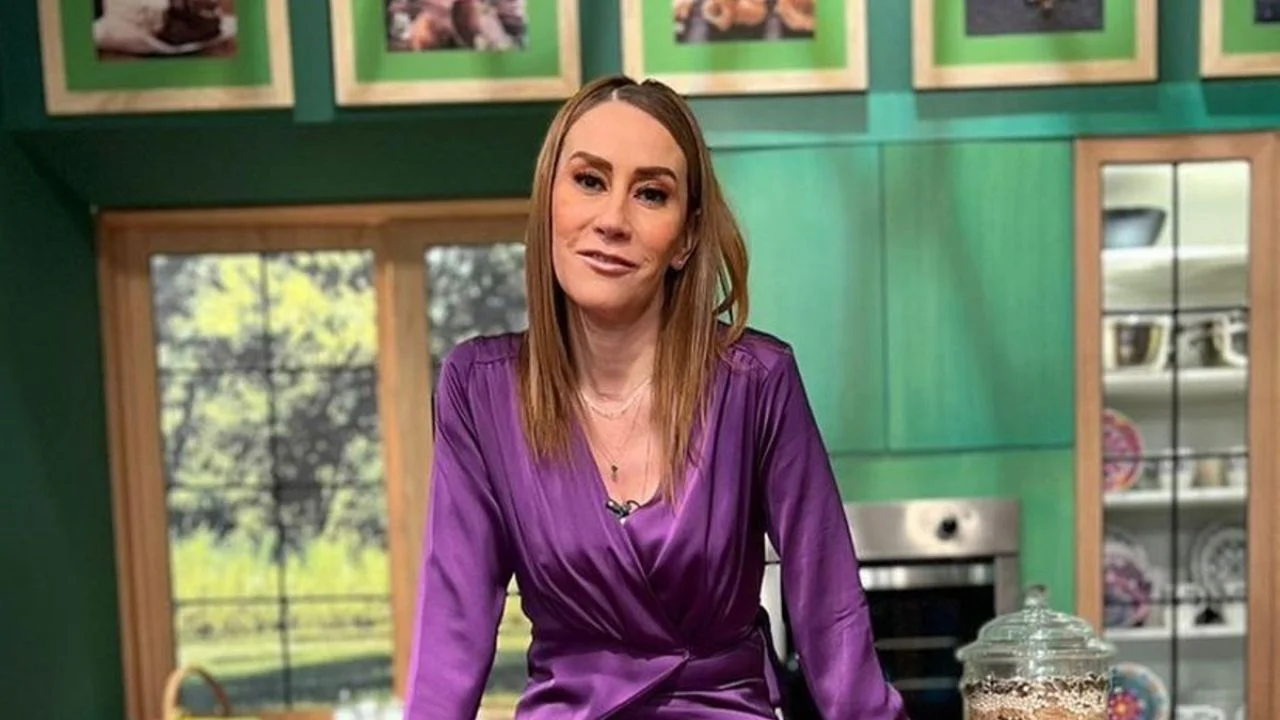 Mónica Castañeda con un vestido morado.