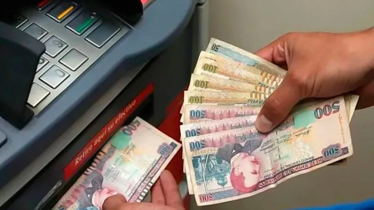 Persona retirando dinero de un cajero automático 